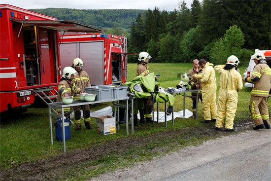 Feuerwehr und Retteung Gefahrgutübung in Wiesthal [066].JPG