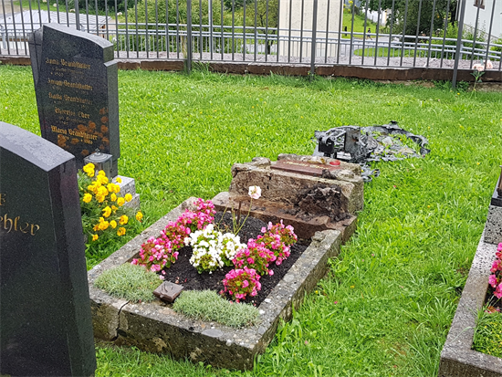 Friedhof-Grabstein-Umgefallen